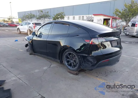 2024 Tesla Model Y Long Range Dual Motor All-Wheel Drive z USA, uszkodzony, nr VIN 7SAYGAEE4RF180691